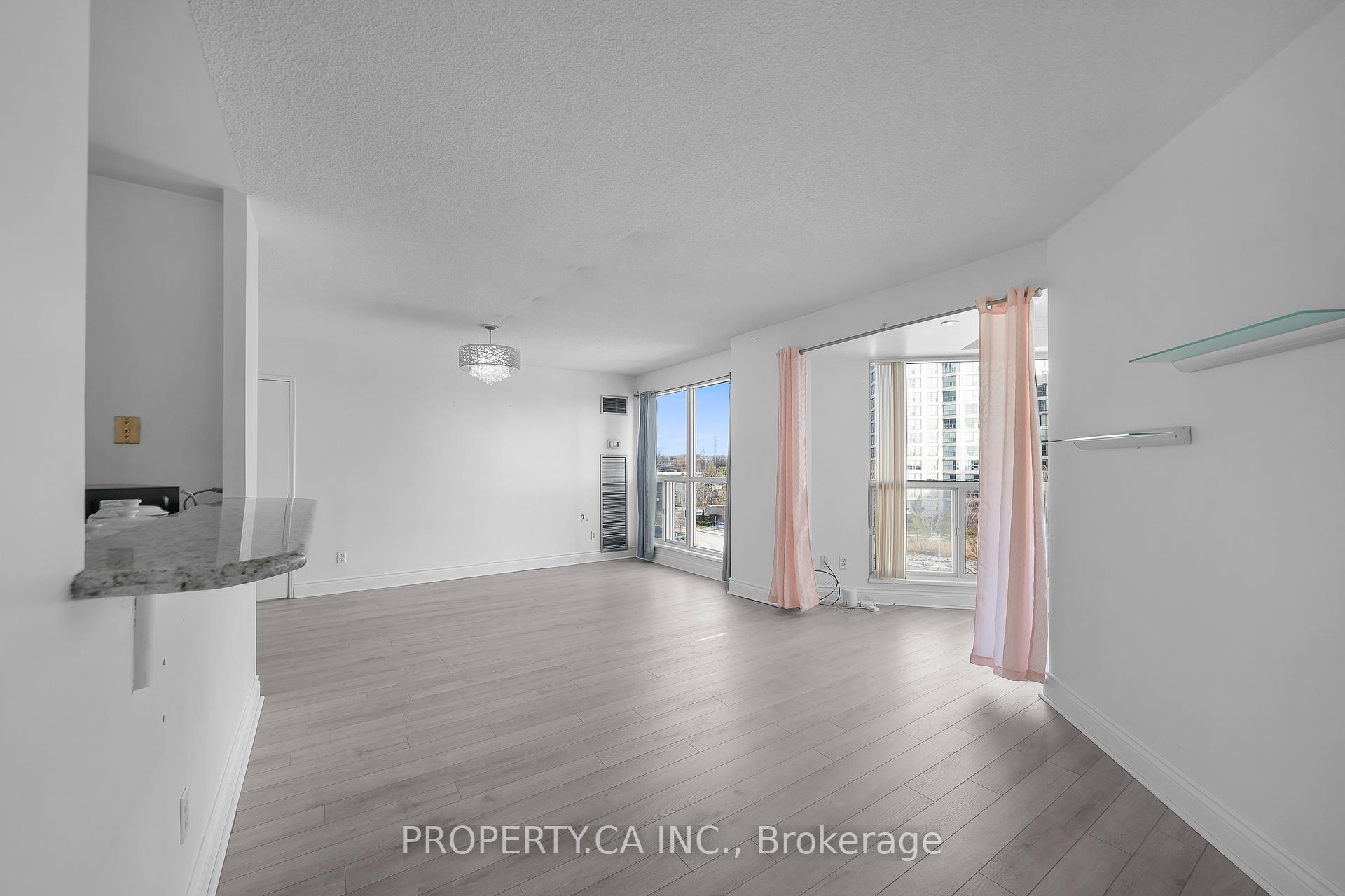 2267 Lake Shore Boulevard W 526