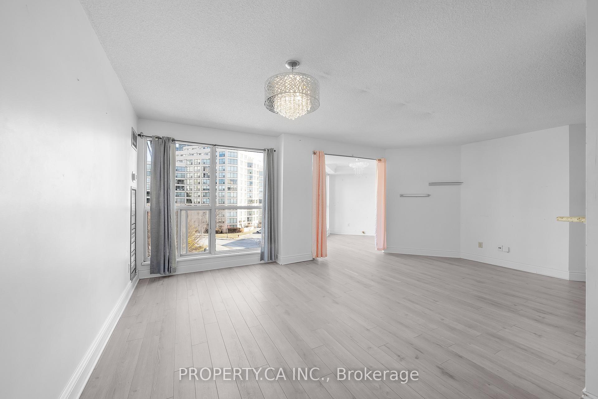 2267 Lake Shore Boulevard W 526