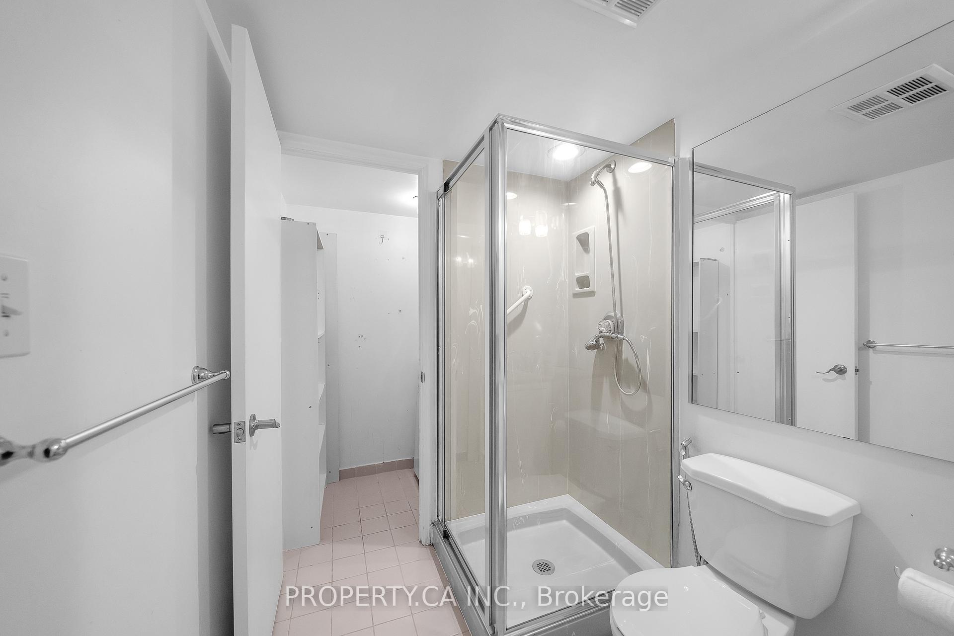 2267 Lake Shore Boulevard W 526