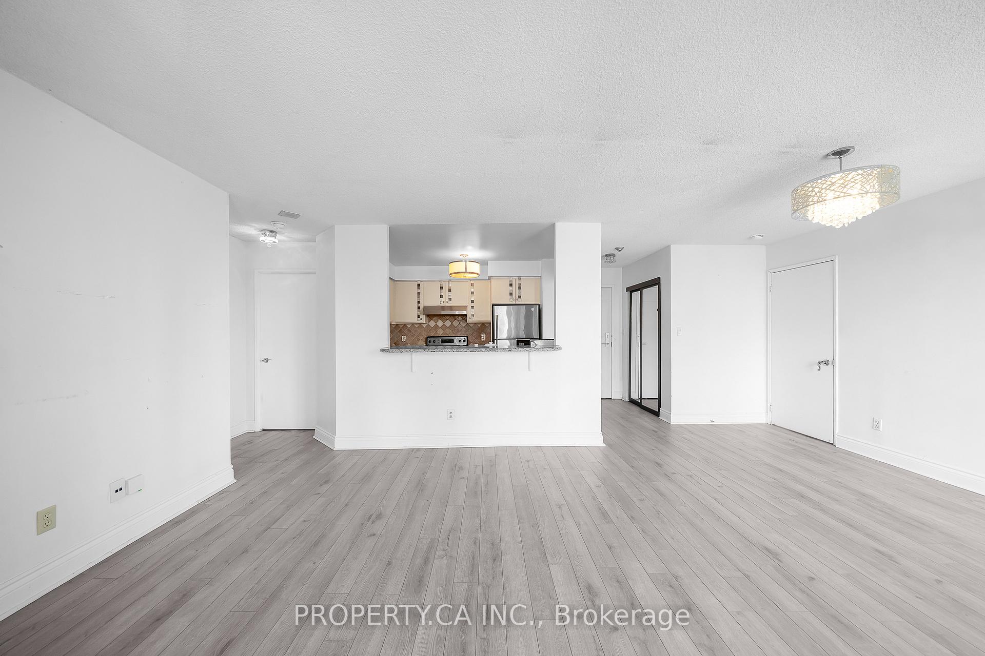 2267 Lake Shore Boulevard W 526