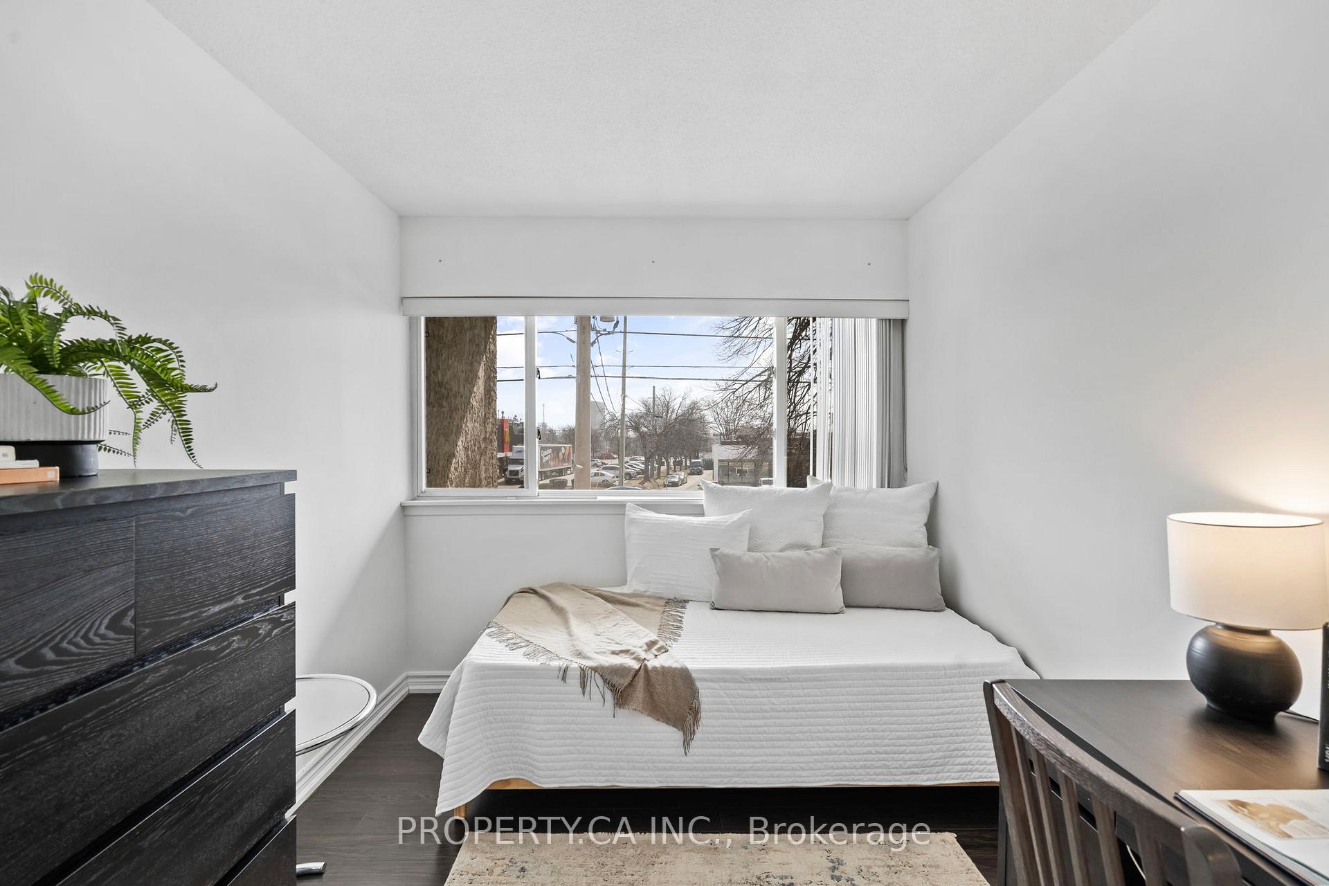 1055 Dundas Street E 179