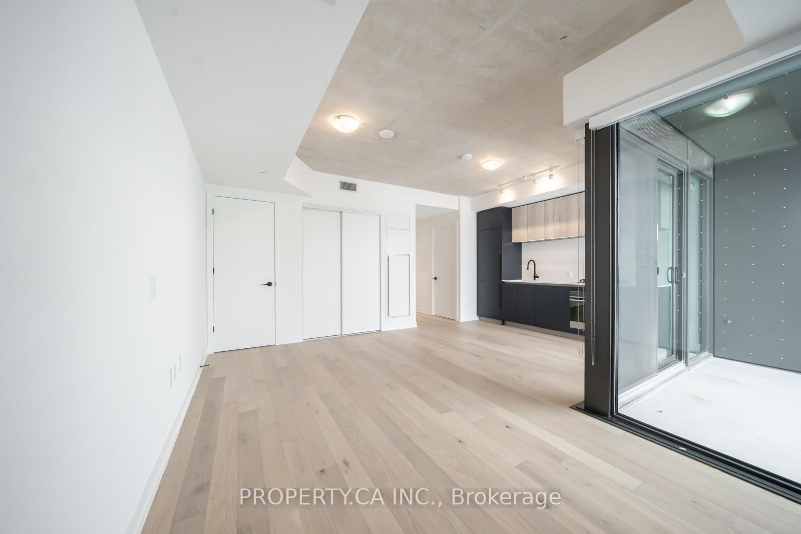 2625 Dundas Street W 407