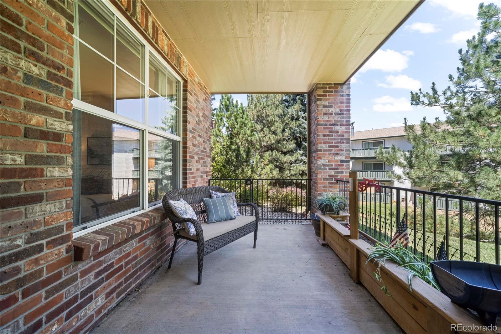 2210 S Vaughn Way Unit: 101