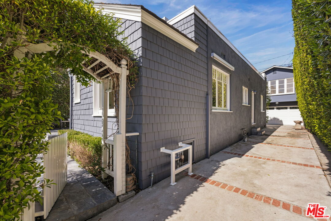 8923 Dorrington Ave