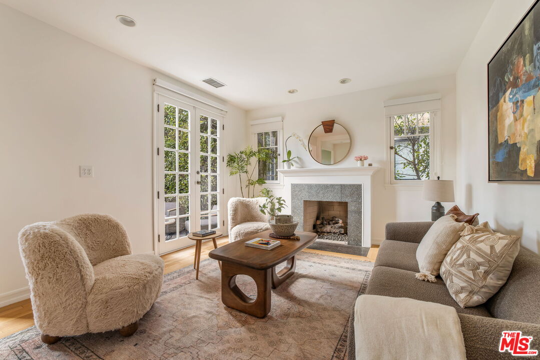 8923 Dorrington Ave
