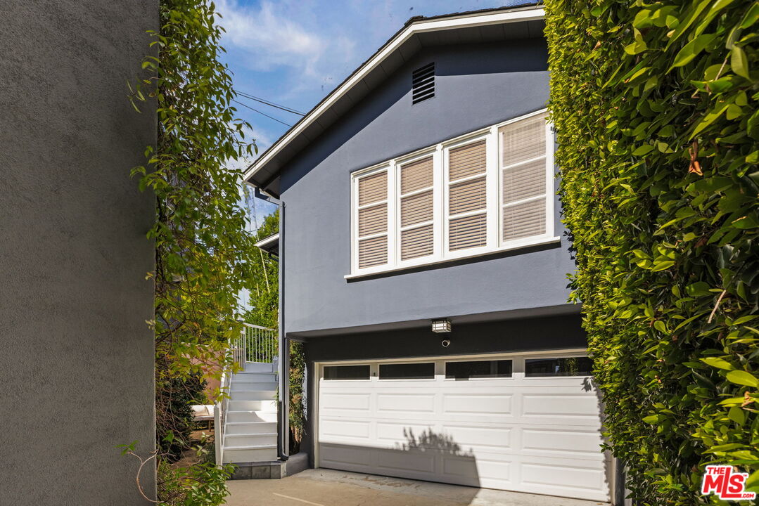 8923 Dorrington Ave