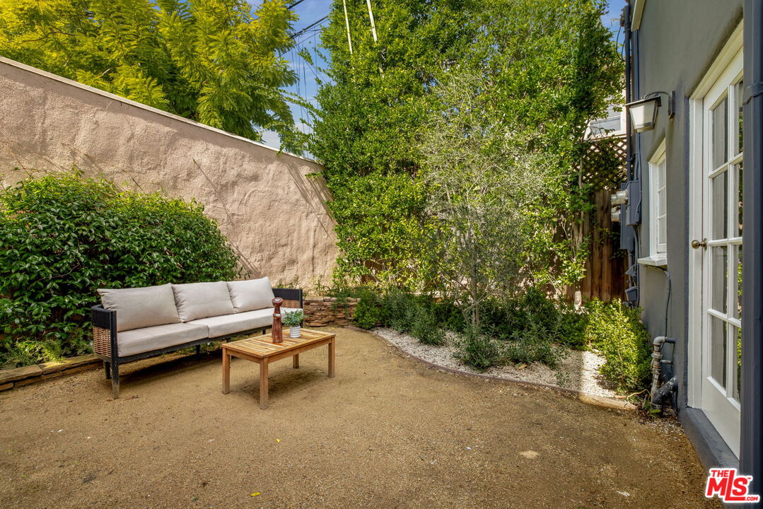 8923 Dorrington Ave