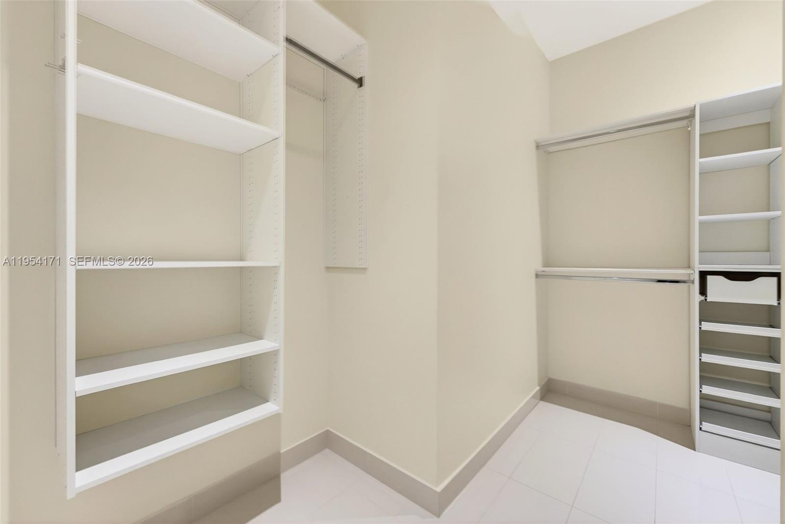 45 SW 9th St # 4609 Unit: LPH-4609
