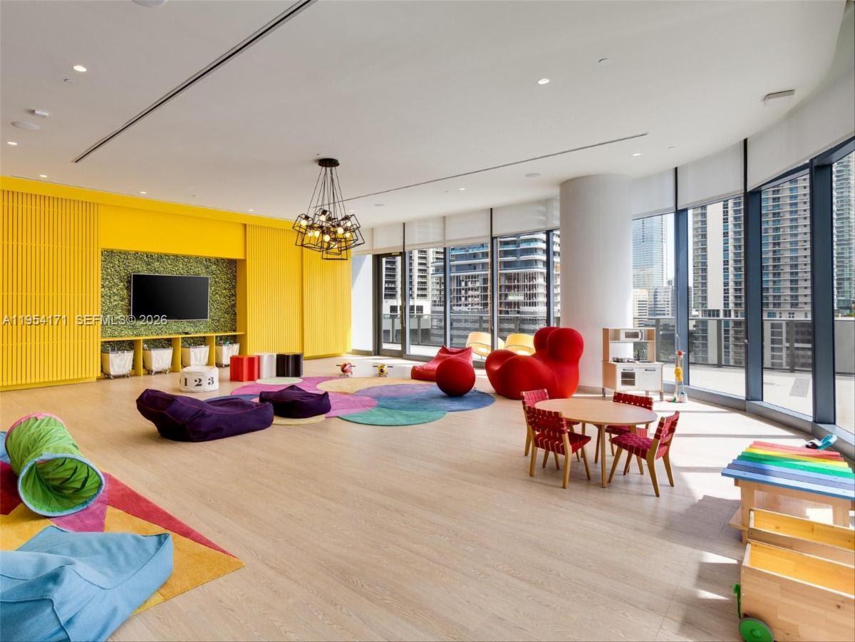 45 SW 9th St # 4609 Unit: LPH-4609
