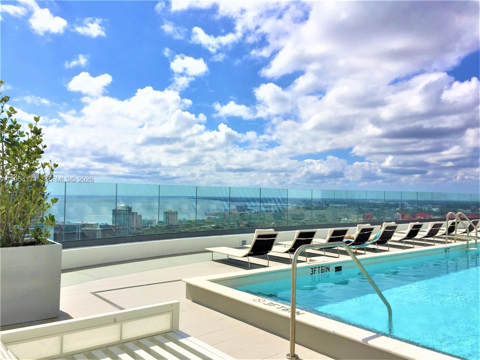 45 SW 9th St # 4609 Unit: LPH-4609