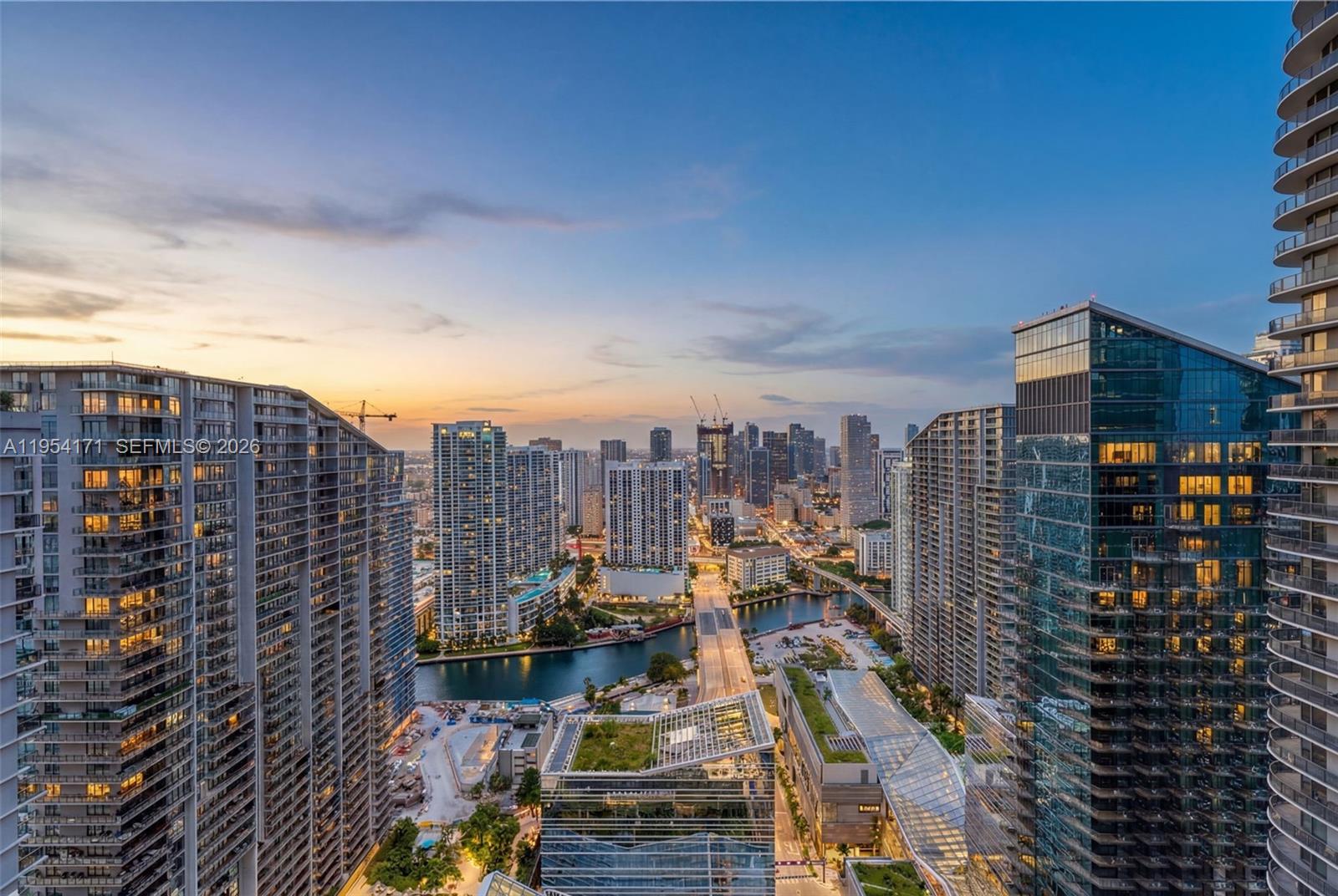 45 SW 9th St # 4609 Unit: LPH-4609