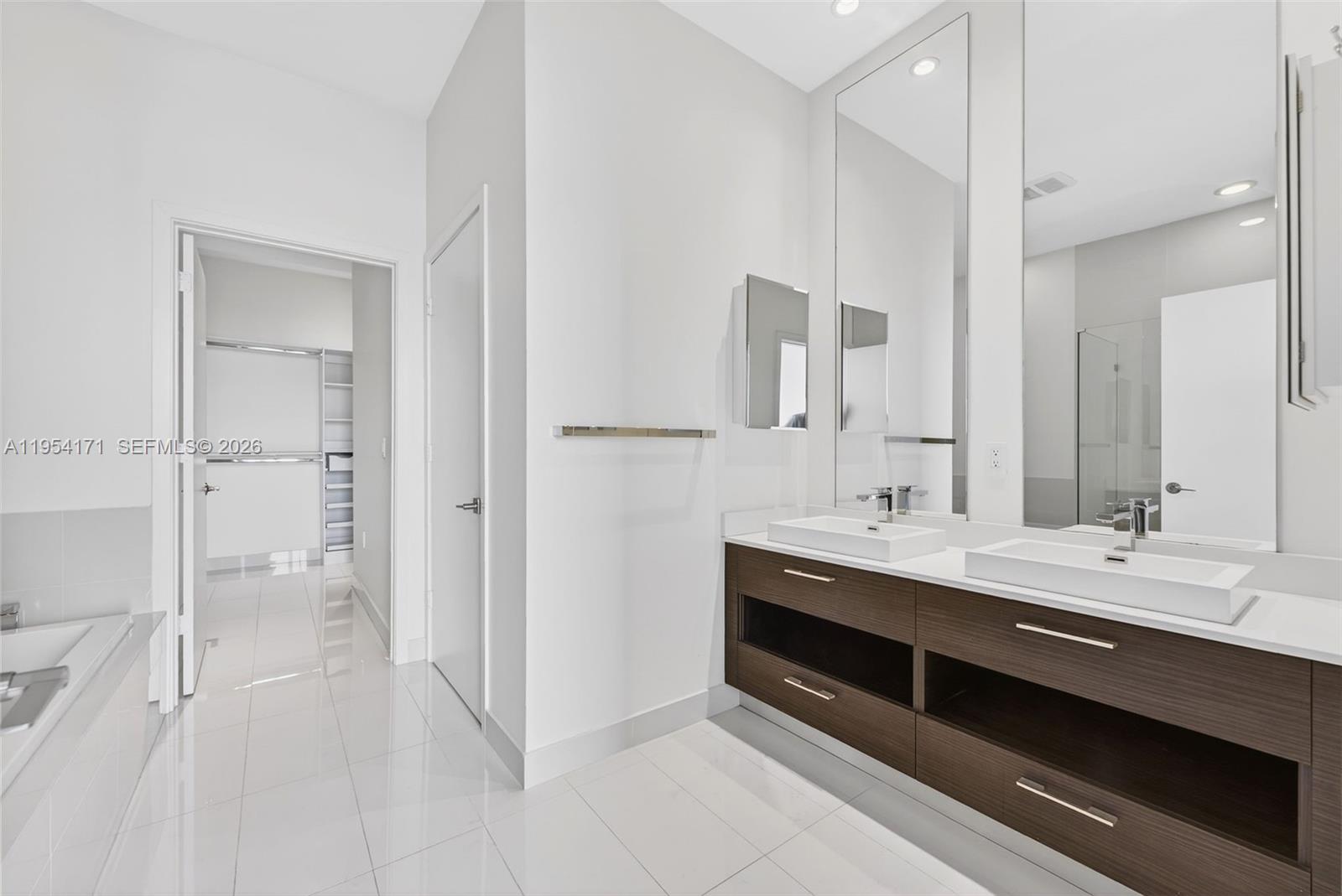 45 SW 9th St # 4609 Unit: LPH-4609