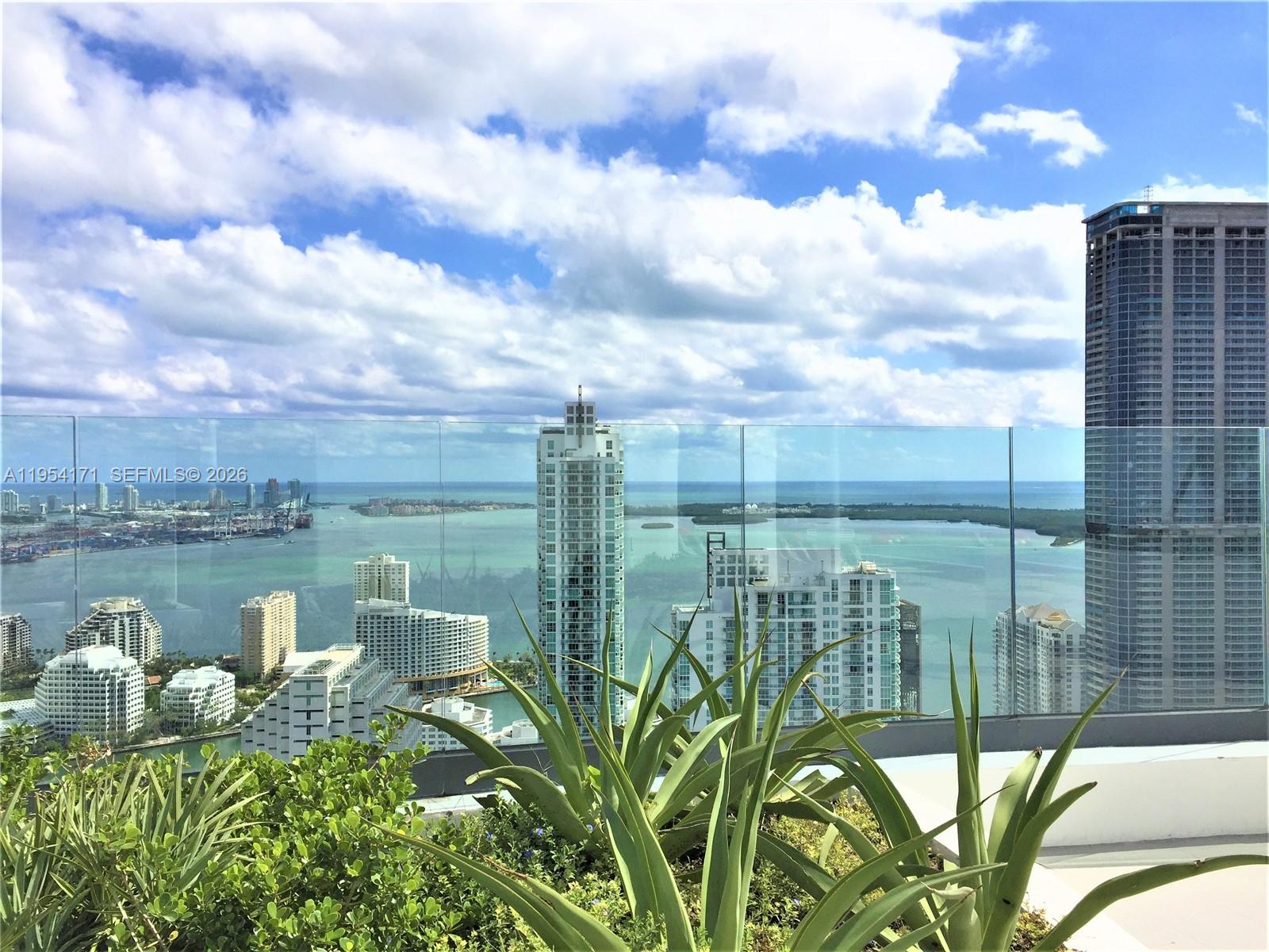 45 SW 9th St # 4609 Unit: LPH-4609