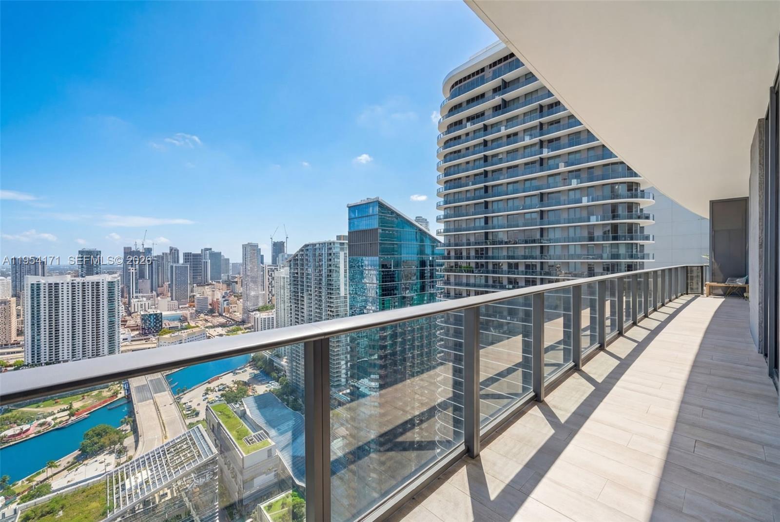 45 SW 9th St # 4609 Unit: LPH-4609