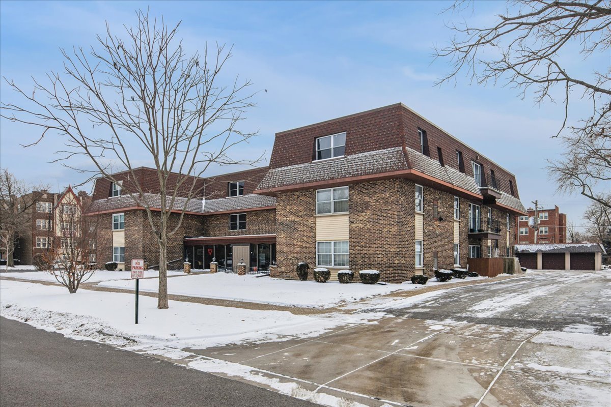 475 SHENSTONE Road Unit: 304