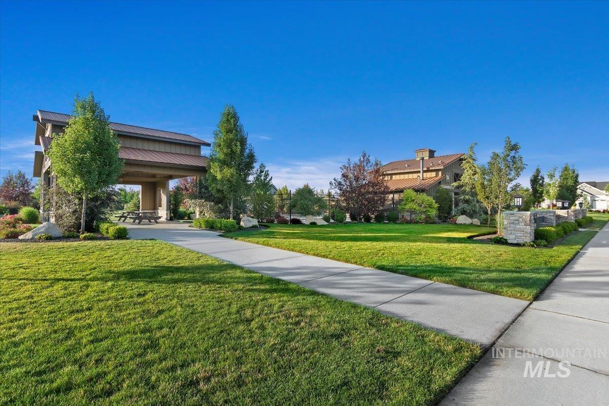 2737 N Rivington Ave.