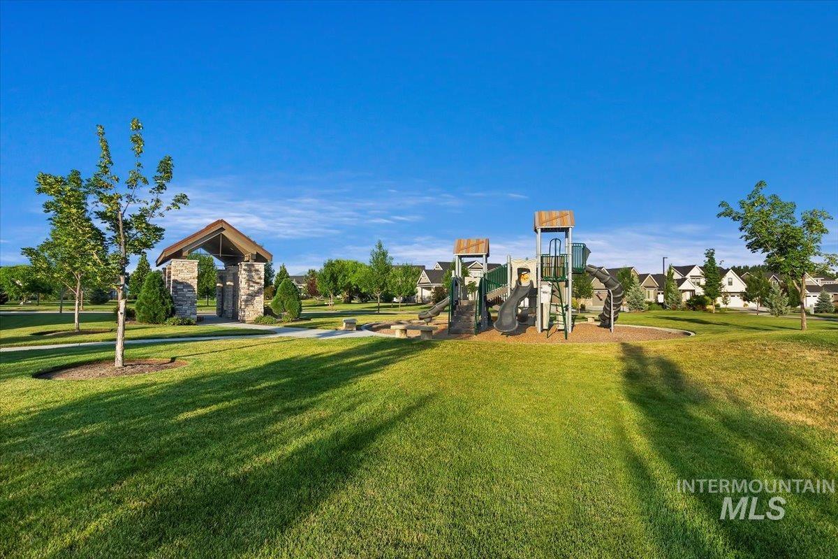 2737 N Rivington Ave.