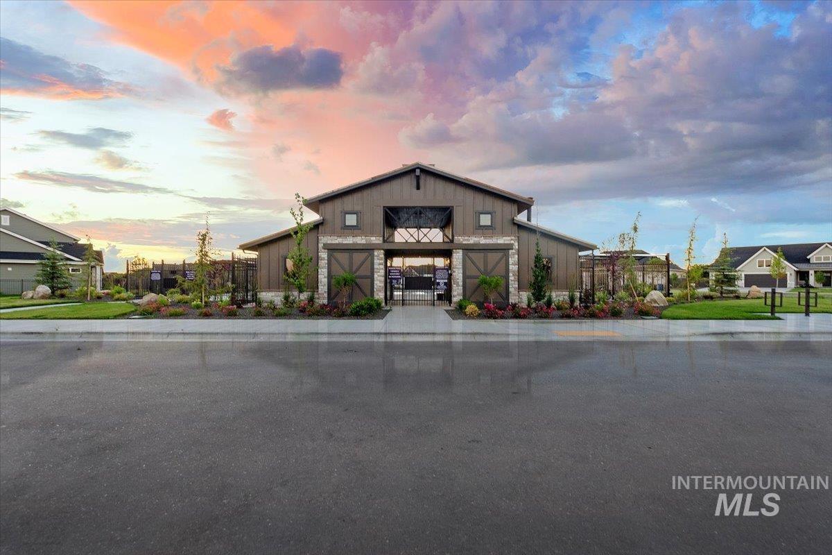 2737 N Rivington Ave.