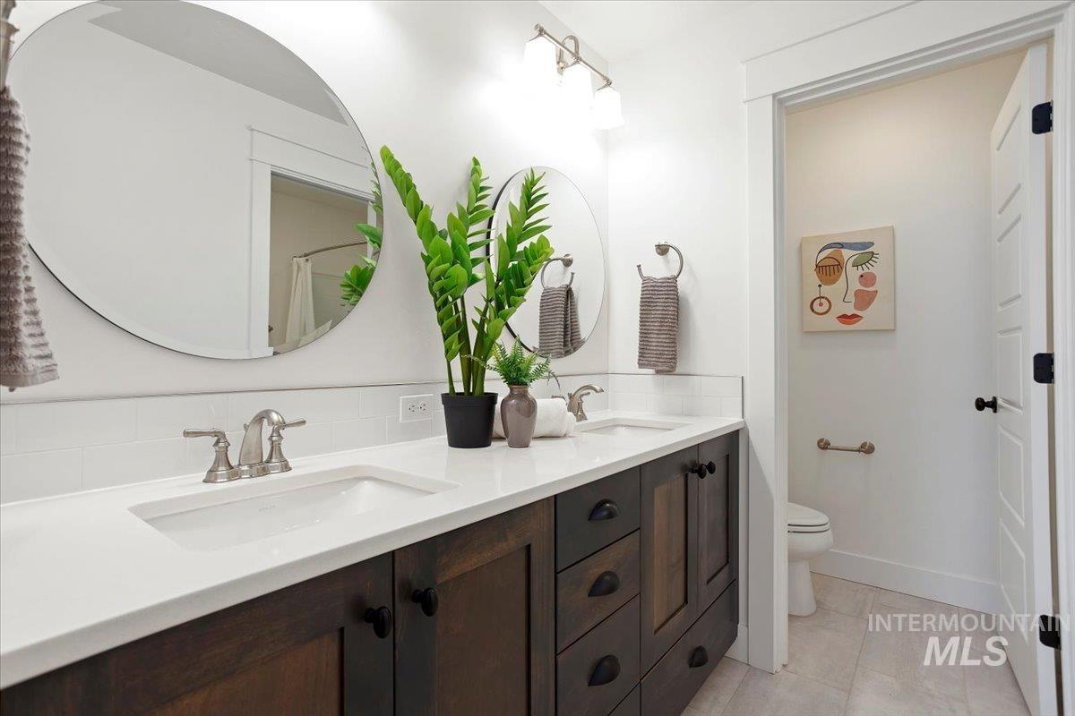 2737 N Rivington Ave.