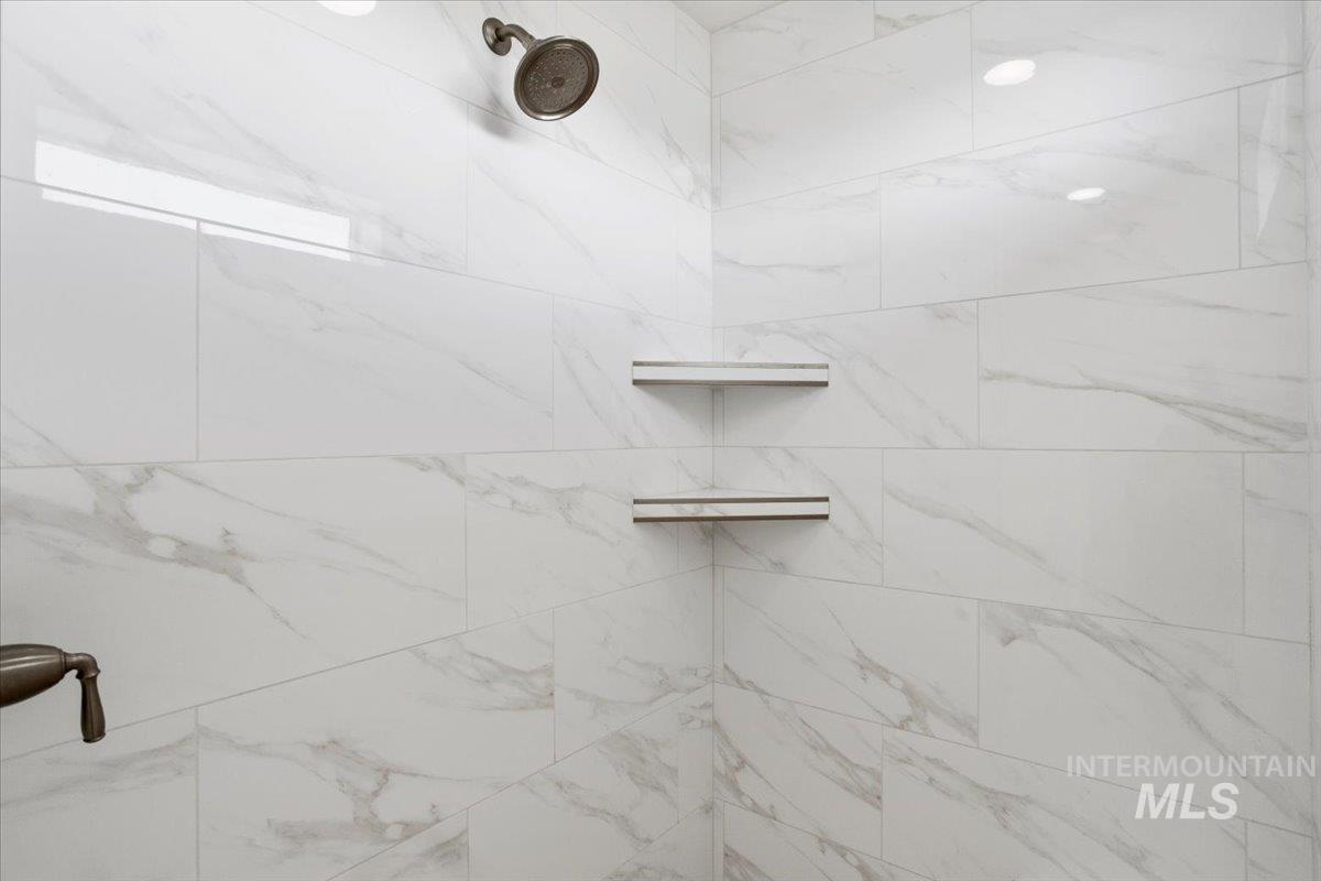 2737 N Rivington Ave.