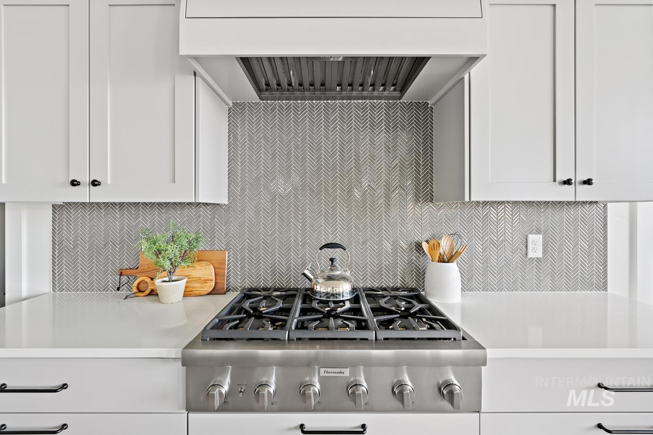 2547 N Black Forest Way