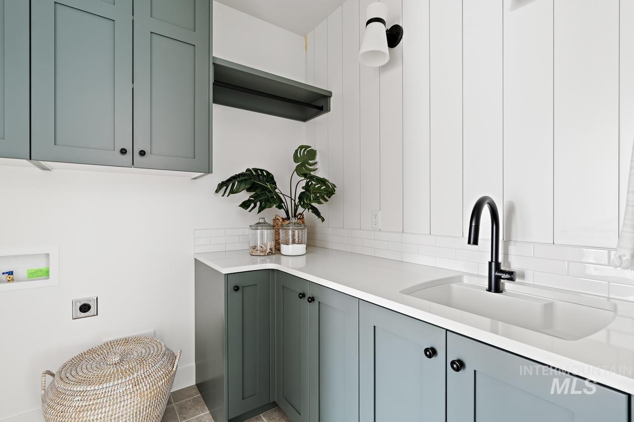 2547 N Black Forest Way