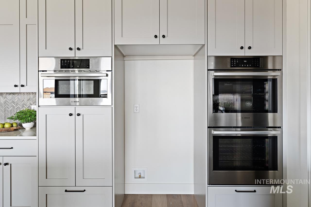 2547 N Black Forest Way