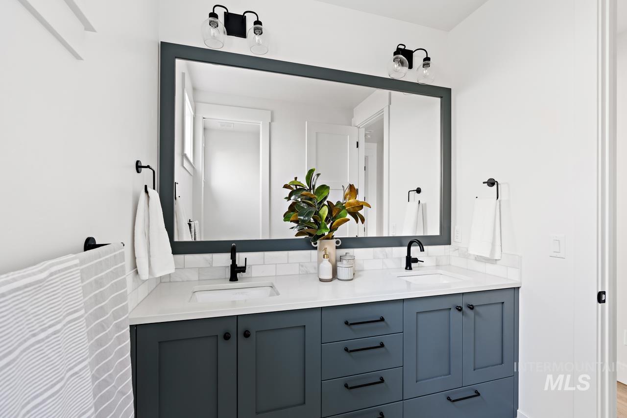 2547 N Black Forest Way