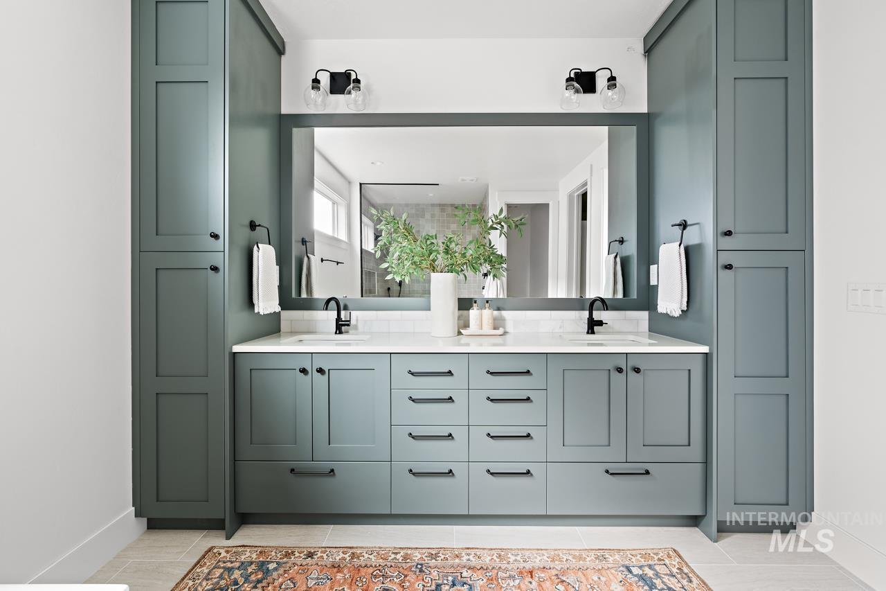 2547 N Black Forest Way