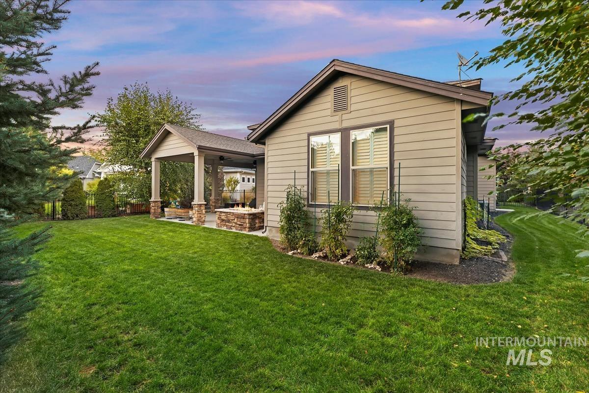 2841 S Lake Vista Ln