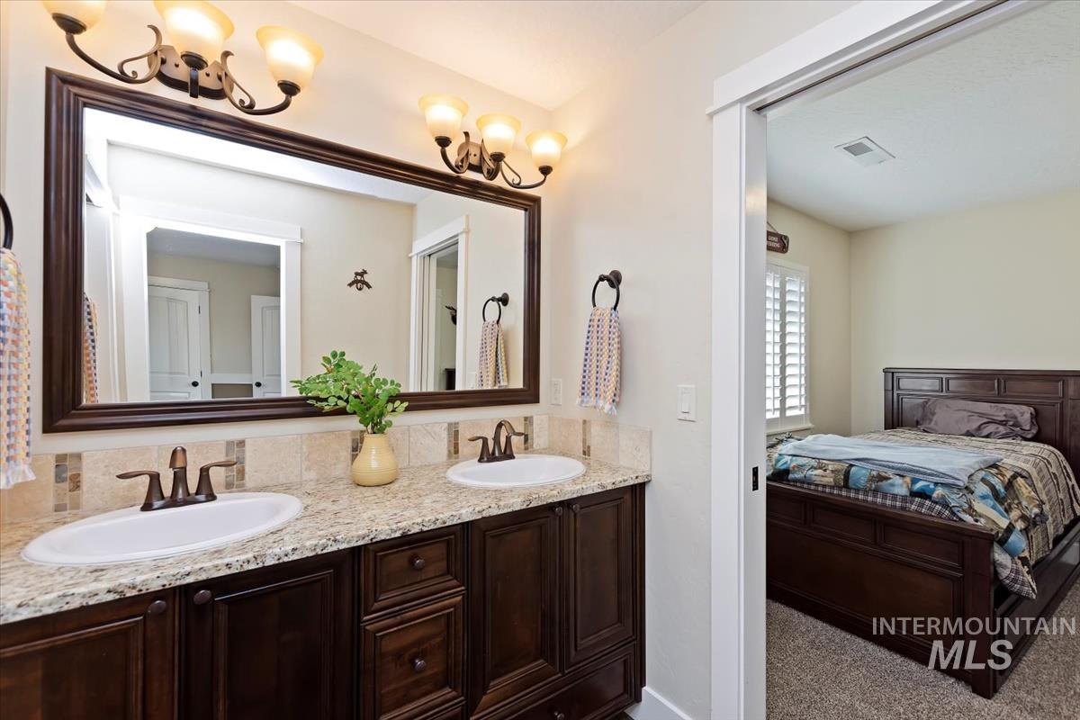 2841 S Lake Vista Ln