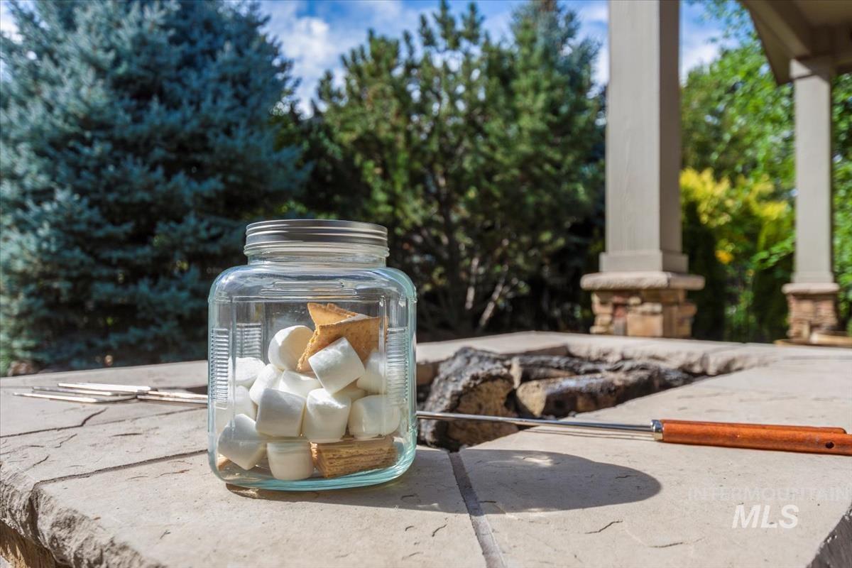 2841 S Lake Vista Ln