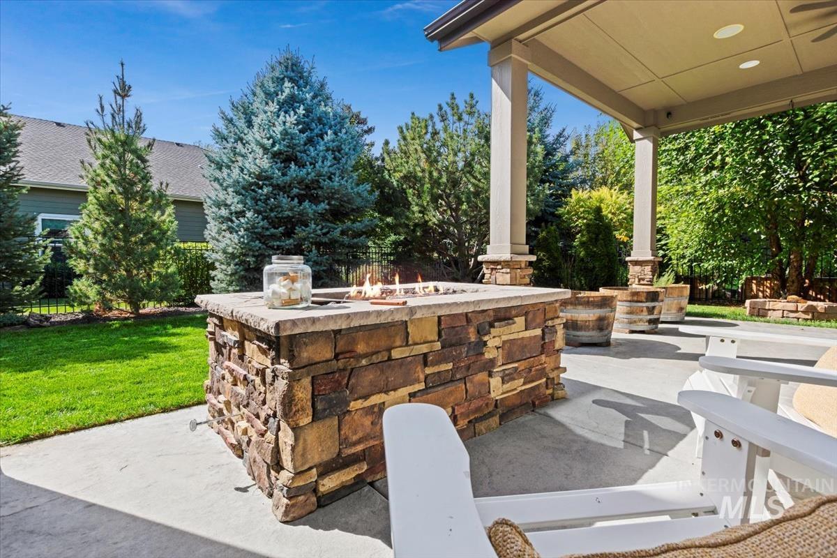 2841 S Lake Vista Ln