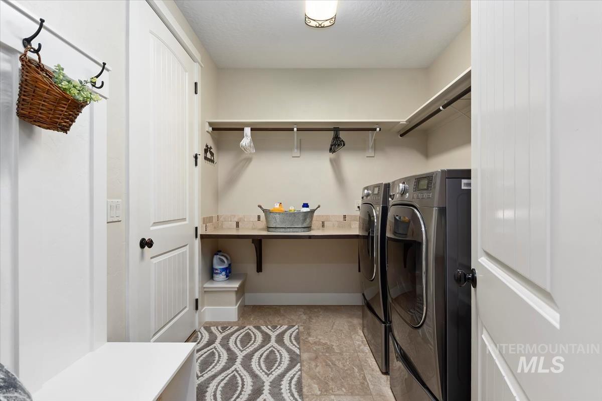 2841 S Lake Vista Ln