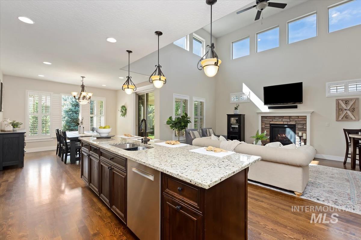 2841 S Lake Vista Ln