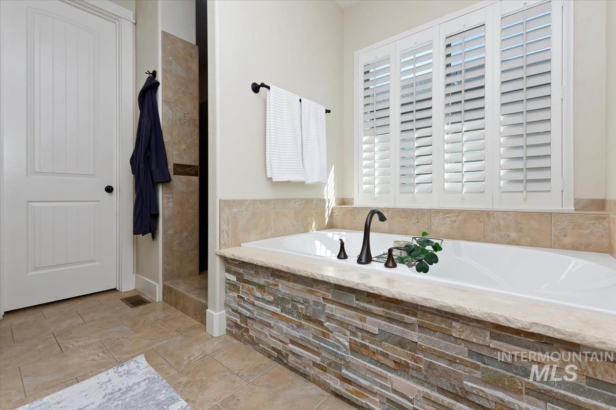 2841 S Lake Vista Ln