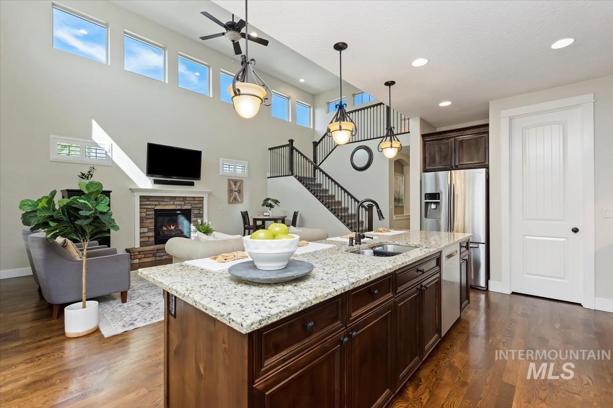 2841 S Lake Vista Ln