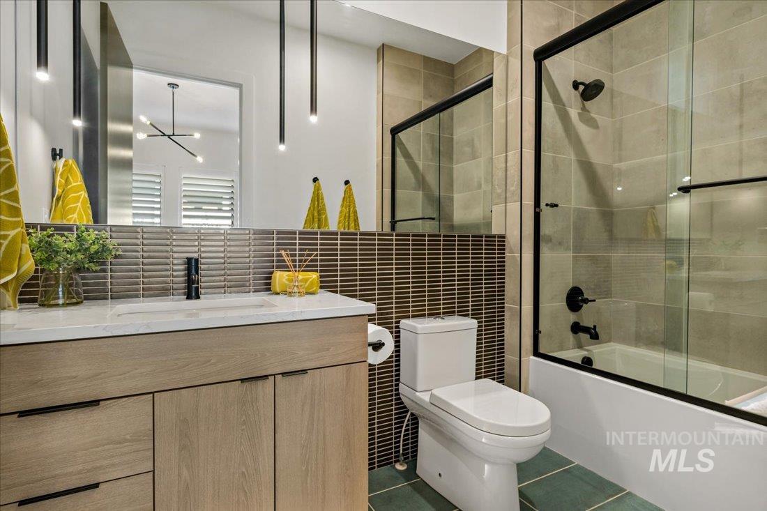 1543 E Crowne Pointe Dr