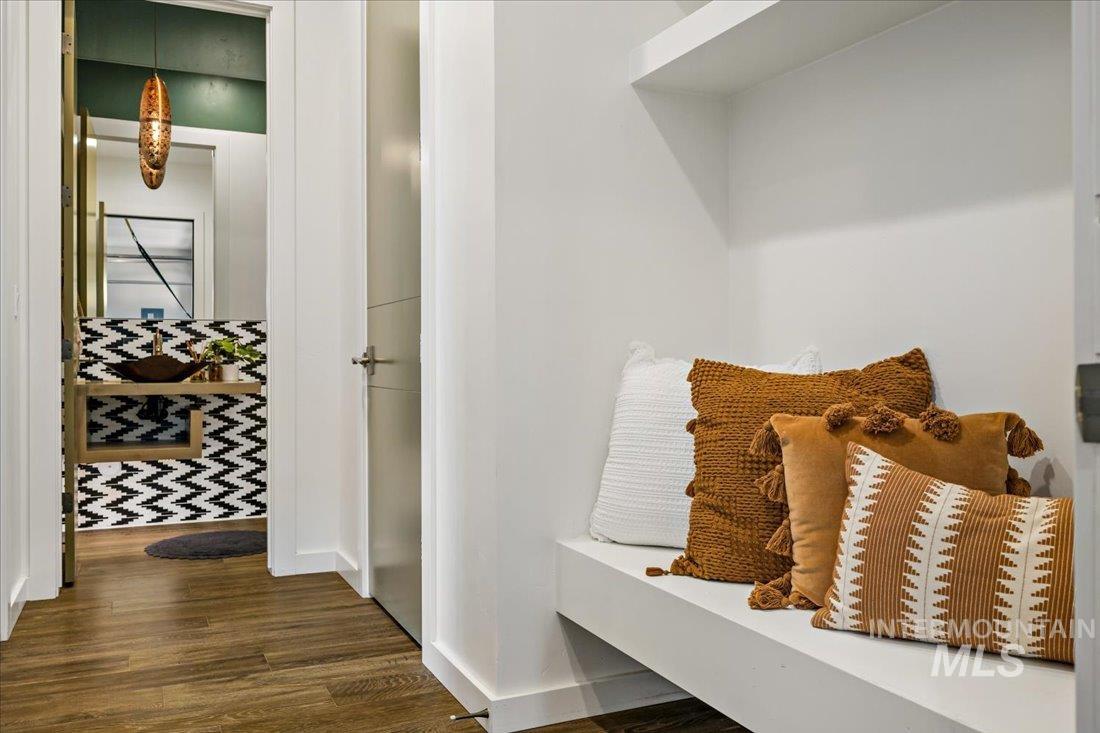 1543 E Crowne Pointe Dr