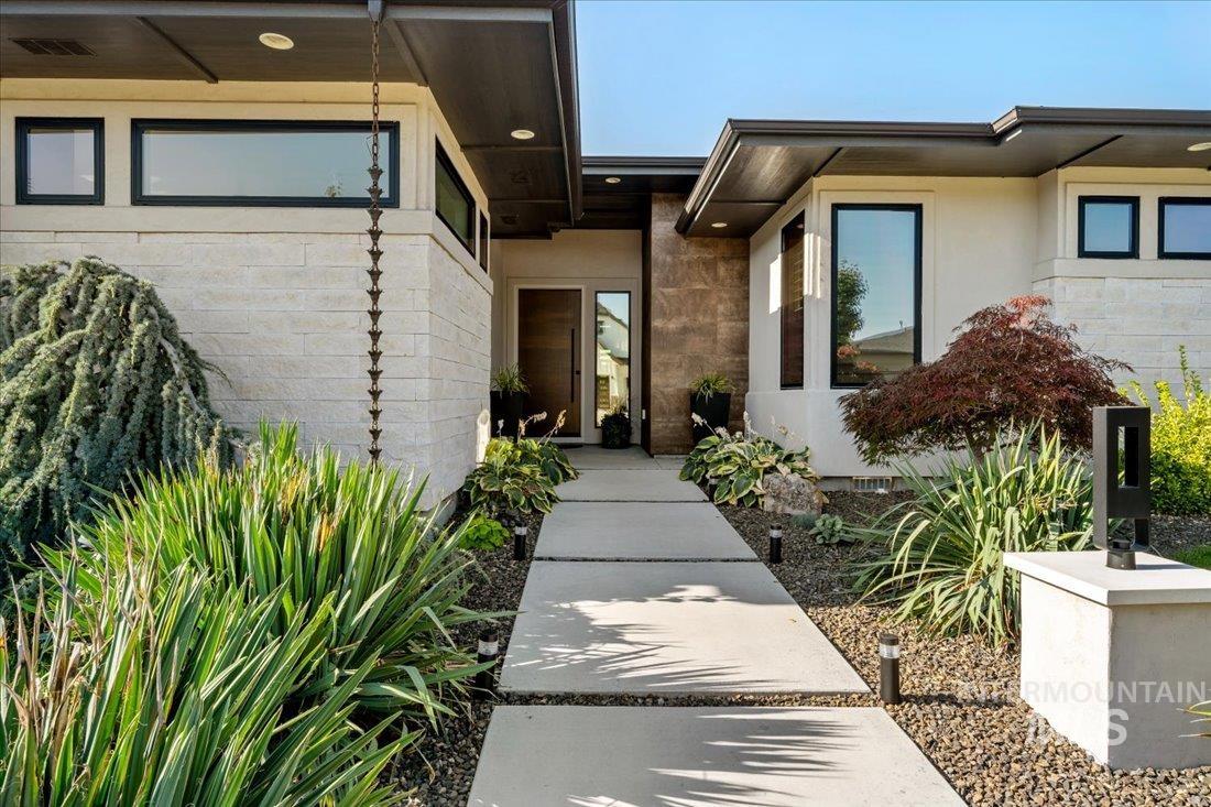 1543 E Crowne Pointe Dr