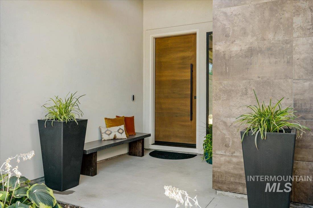 1543 E Crowne Pointe Dr