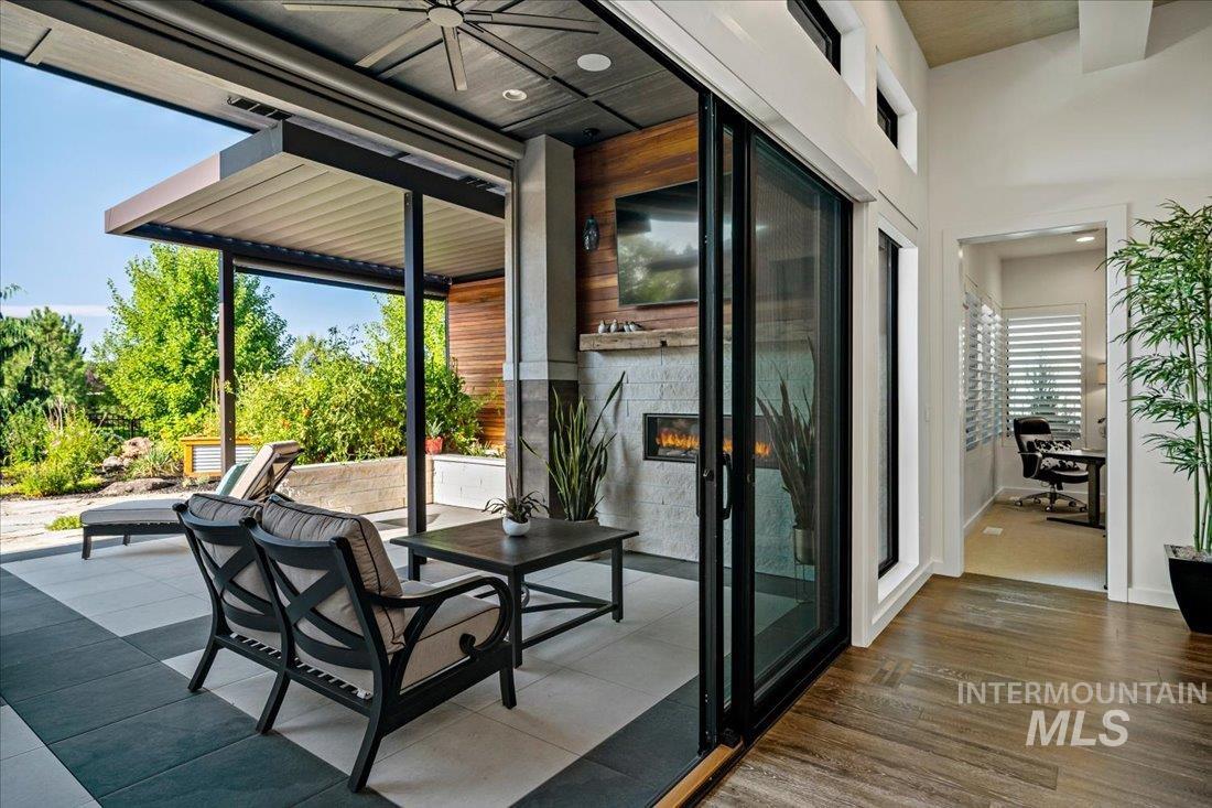 1543 E Crowne Pointe Dr