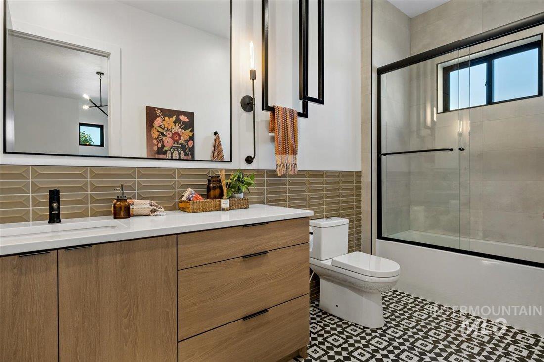 1543 E Crowne Pointe Dr