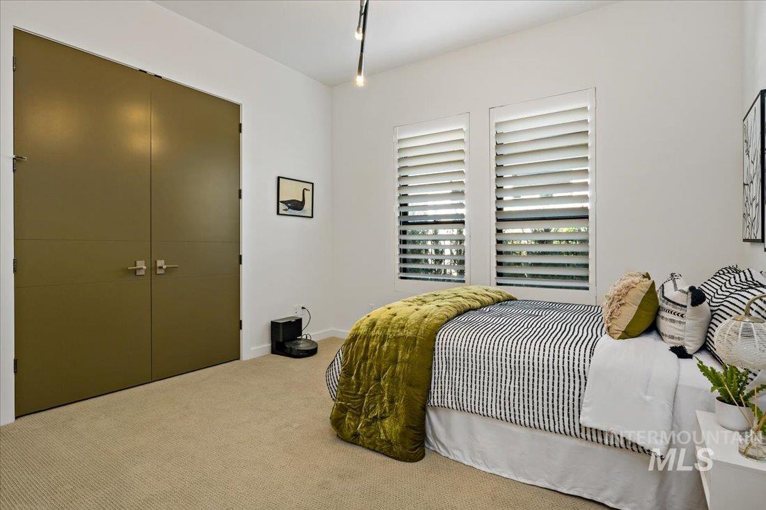 1543 E Crowne Pointe Dr