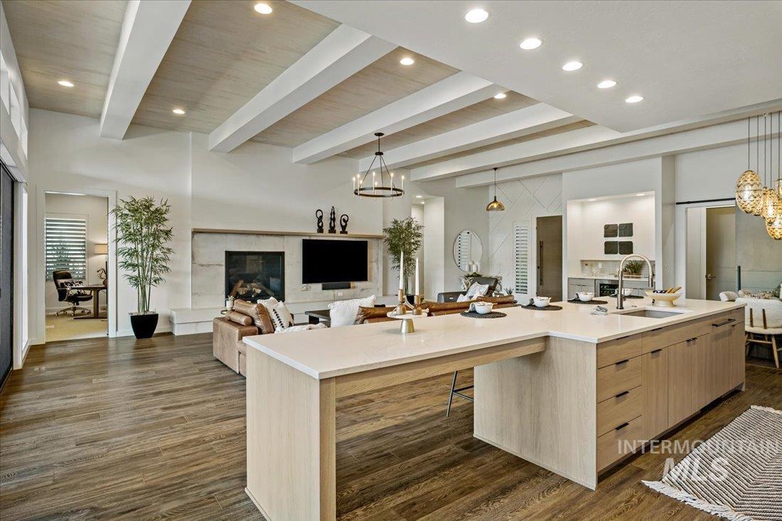 1543 E Crowne Pointe Dr