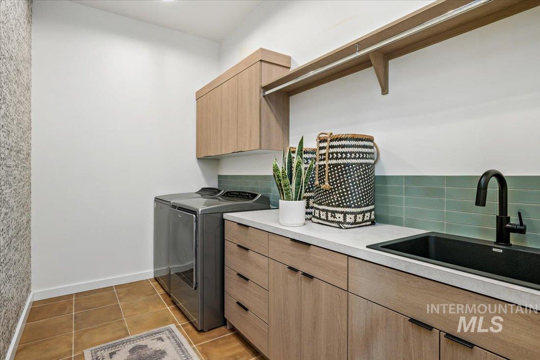 1543 E Crowne Pointe Dr