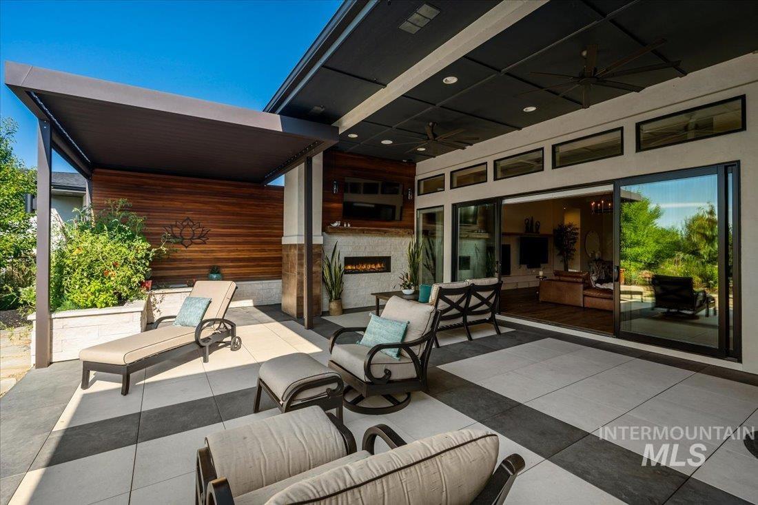 1543 E Crowne Pointe Dr