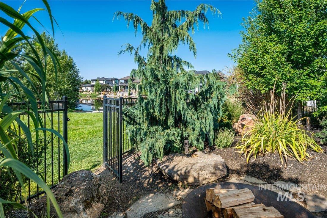 1543 E Crowne Pointe Dr