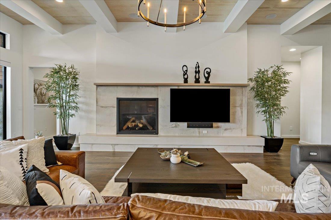 1543 E Crowne Pointe Dr