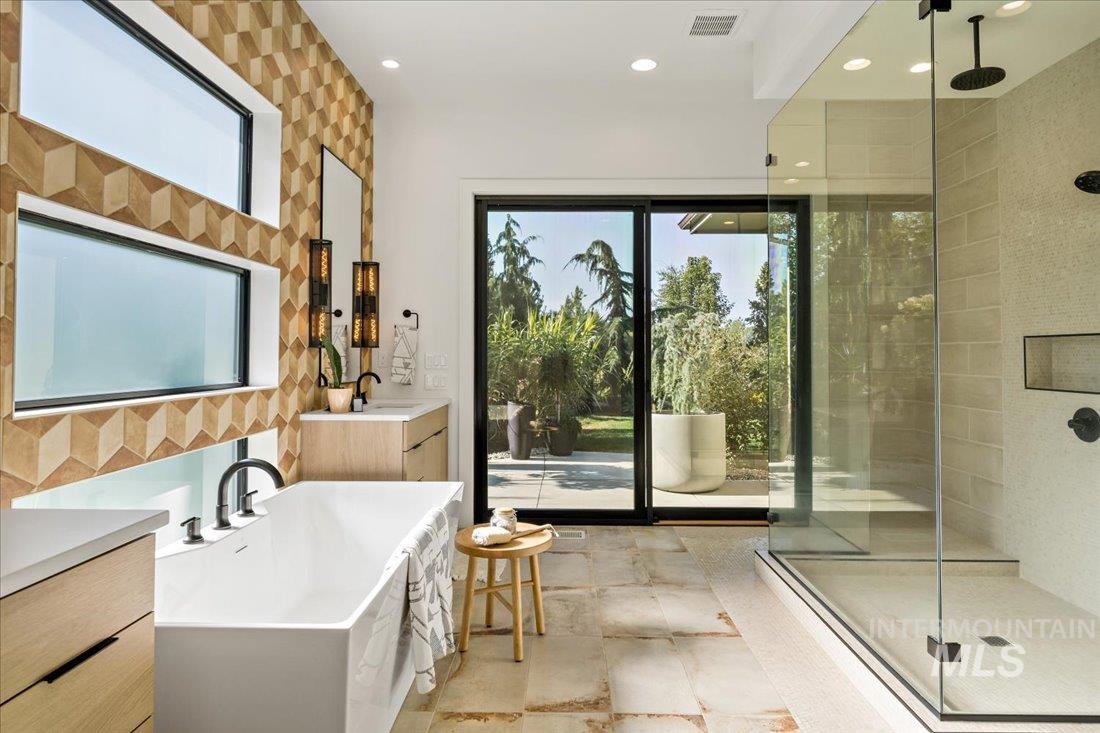 1543 E Crowne Pointe Dr